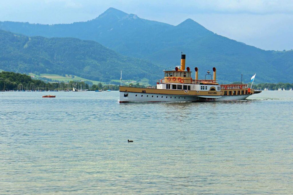 "Einen Ausflug mit den Raddampfer der Chiemsee Schifffahrt können direkt in Gstadt am Chiemsee starten."