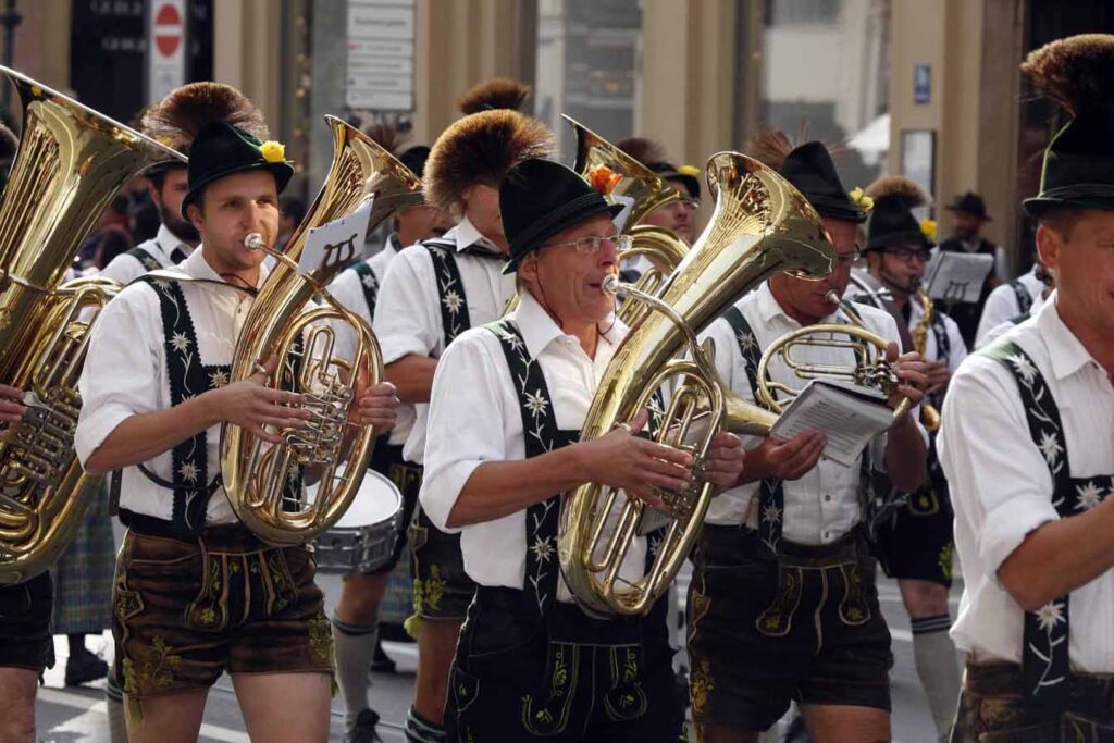 "Traditionelle Blaskapelle in Traunstein - nur 25 Minuten entfernt der nachhaltigen, 5 Sterne Ferienwohnung Lieblingseck in Gstadt am Chiemsee."