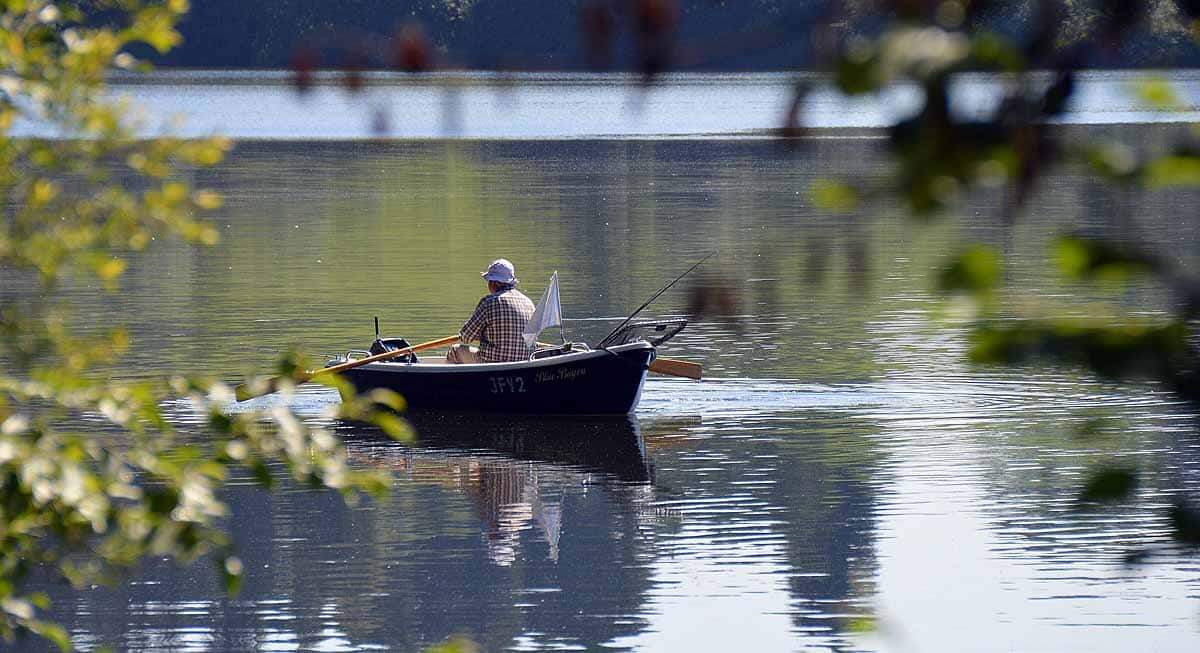 "Mieten Sie ein Ruderboot um versteckte Buchten uma an versteckten Angelplätze zu fischen."